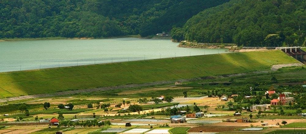 Hồ Đa Nhim là hồ nước nhân tạo gắn liền với đập thủy điện thời Pháp thuộc.